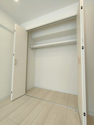 ・収納　　クローゼットは奥行きのあるタイプ。収納力がしっかりあります。