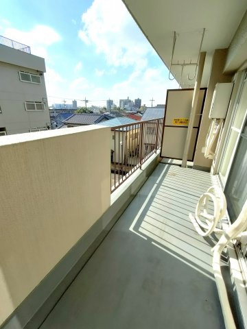 ・バルコニー　　お天気のいい日はお外で洗濯物を干していただけます。
