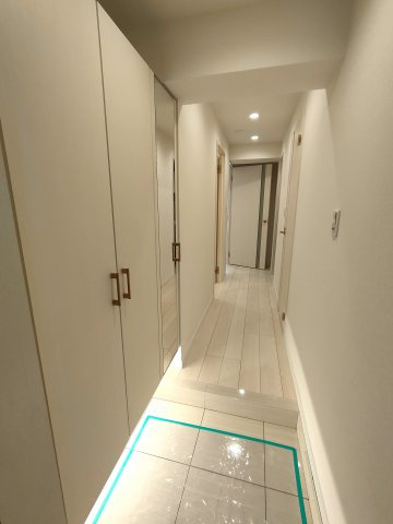 ・玄関　　清潔感のある玄関スペース。お客様の最初に目にする場所なので、すっきりと見えることは重要なポイントですね。