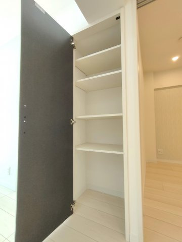 ・LDK収納　　雑然としがちなリビングに嬉しい収納を完備。