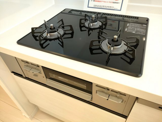 ・コンロ　　3口コンロ、グリル付きでお料理のレパートリーも増えそうです。