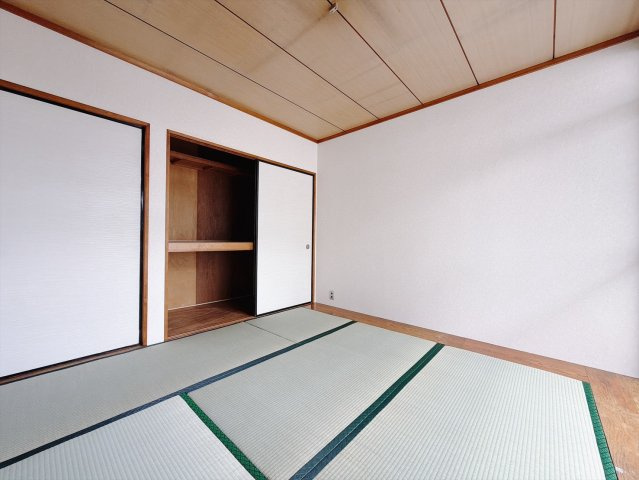 ■和室｜扉付きの和室なのでプライベートな空間にもなります。ご両親がお泊りになっても、ぬくもりを感じられる和室でゆっくりとお寛ぎいただけます♪