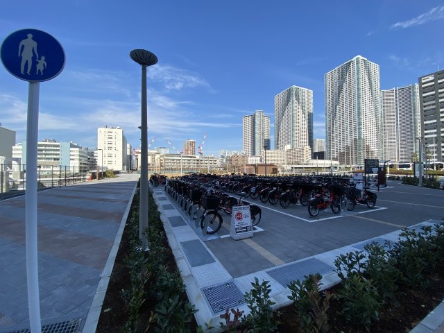 晴海BRTバスターミナル横の「コミュニティサイクル」置場。かなりたくさんの台数が設置されています。
