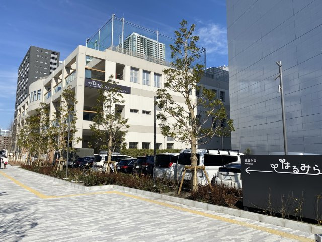 中央清掃工場横に隣接した晴海地域交流センター「はるみらい」（公共施設）。レンタルスペースや足湯、フィットネスジムなどもございます。