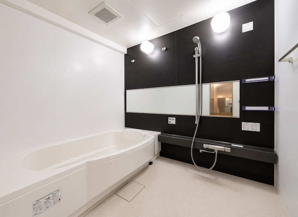 ◆モダンデザインの空間が気持ちよさを高めてくれるバスルーム。すっきりとした清潔感の中に都会的なセンスが感じられ、心身をリフレッシュできる寛ぎを深めてくれるスペースです。※画像は加工しております。
