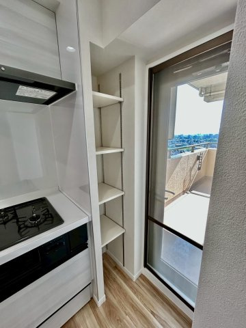 食品の整理に便利な収納スペース付きです