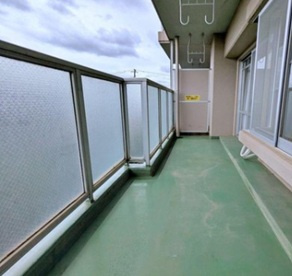 外からの目が気にならないバルコニーで洗濯物が干せます
