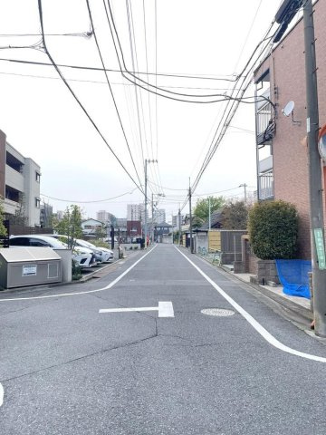 前面道路は見通しが良く、車の出し入れもしやすい環境。周辺は落ち着いた街並みで、静かで安心感のある住環境が広がっています。