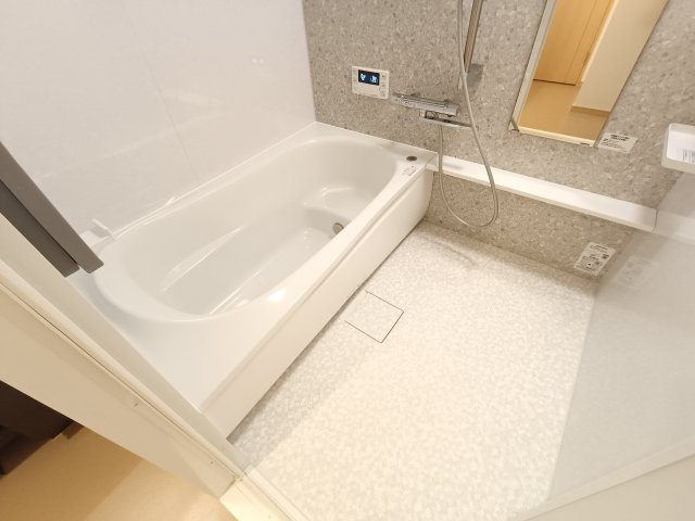 【浴室】　ゆったりとした時間とともに、一日の疲れを癒すバスルーム。