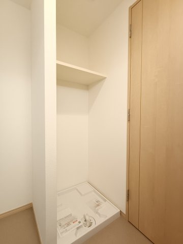 【室内洗濯機置き場】　上部の棚にランドリーグッズなどを収納できます。