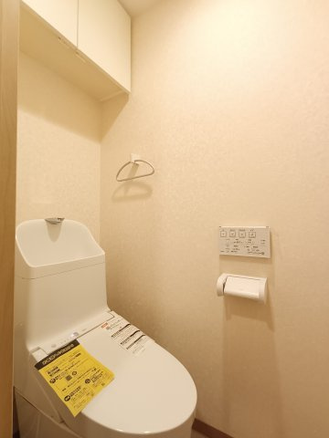 【トイレ】　トイレはシンプルなデザイン。毎日使う場所だからこそ、使い勝手を考慮しました。