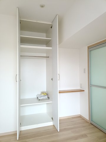 【洋室約4.7帖　収納】　洋室にクローゼットがございますので衣服などスッキリ収納することができます。