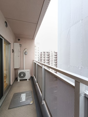 【メインバルコニー】　陰干ししやすい北向きバルコニー。夏でも比較的涼しく、晴れた日の日中はやわらかい光がお部屋に届きます。