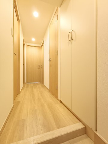 【廊下】　美しい木目が暮らしに温もりと安心感を与えてくれます。