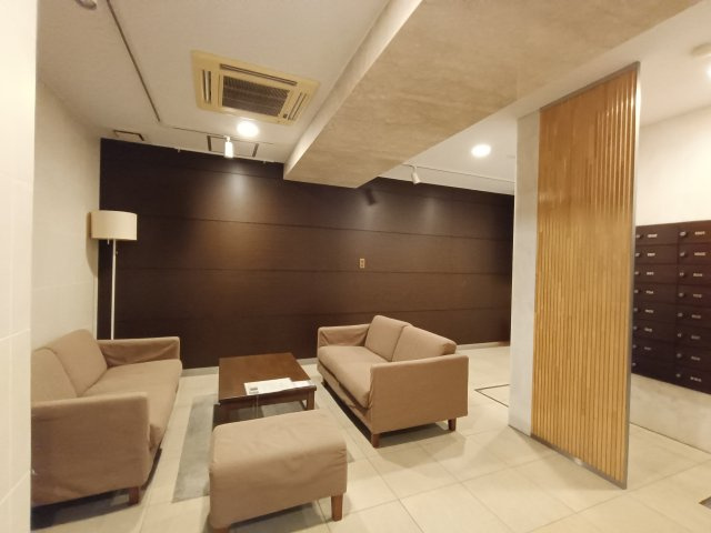 【ロビー】　目立つ汚れなく、清掃が行き届いた共用部。ストレスの少ない素敵なマンションです。