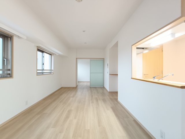 【LDK約14.0帖】　2面採光の明るいリビングは角部屋だからこその仕様です。明るいお部屋での生活は、ご家族をあたたかく包んでくれる優しいものなりそうです。