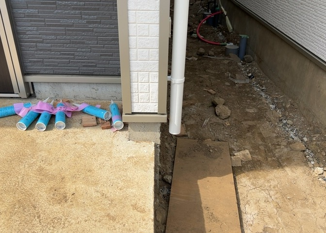 基礎パッキング工法とは、床下の換気確保のため基礎と土台の間に緩衝材を挟み込む工法です。土台の下に数十センチの間隔で設置されるため、全体的な隙間が生まれます。床下換気口に比べて高い通気性が確保されます。