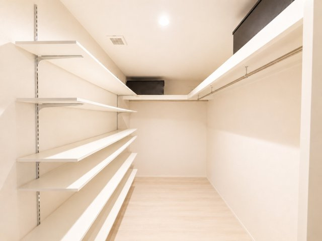 大容量のウォークインクローゼットを備えており、ご家族の衣類やバッグ、季節家電、スーツケースなどもまとめて収納できます。可動棚とハンガーパイプを備えているため、用途に合わせて効率良く整理整頓が可能です。