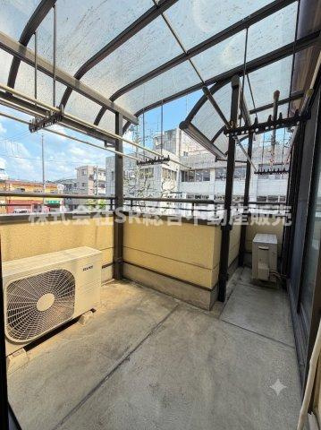 少々の雨が降っても大丈夫な陽当たり良好のバルコニーです！（加工により小物類を消しています。）