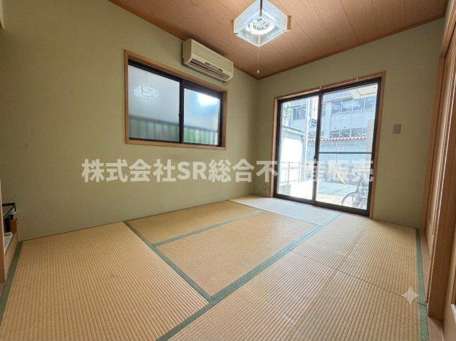 2面採光の明るいお部屋です♪客間としても使えて便利です♪（室内写真は加工により家具等を消しています。）