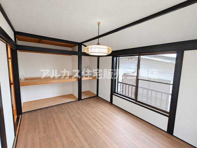 壁面と柱のコントラストが美しい和風テイストの洋室。大きな窓から光が差し込む明るいお部屋です。