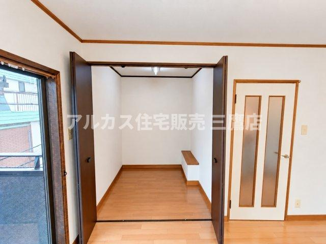 折り戸を開放した状態の収納スペース。お部屋と一体感があり、荷物の出し入れもスムーズに行えます。