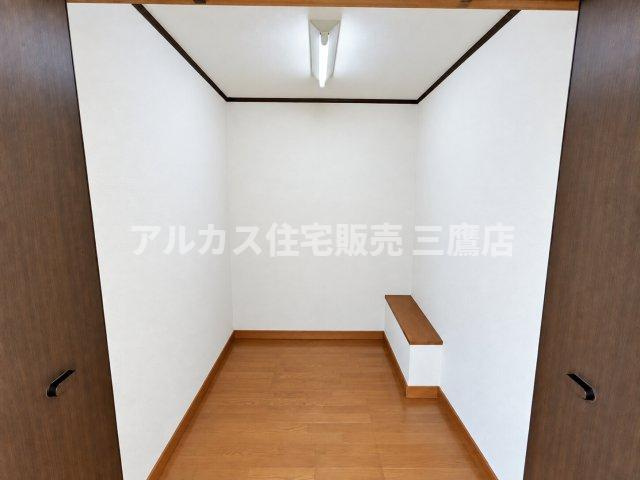 洋室内に設けられた奥行きのある大型収納（ウォークインクローゼットスペース）。衣類や季節物の荷物をたっぷり収納可能です。