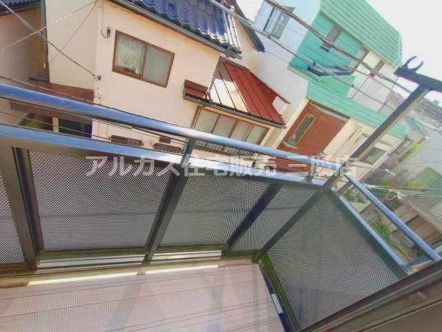 手すりを備えたバルコニー。外へ出て洗濯物を干したり、外気に触れたりできるスペースです。