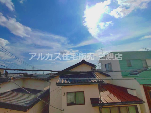 バルコニーからは周辺の住宅や空を望めます。建物の高さや街並みの様子が確認できます。