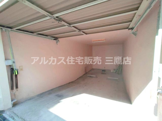 建物内に設けられたビルトイン車庫。屋根付きのため、車の乗り降りや荷物の出し入れにも便利です。