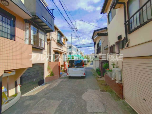 建物前の道路の様子。周囲の住宅や道路幅、建物との位置関係を現地の雰囲気とともに確認できます。