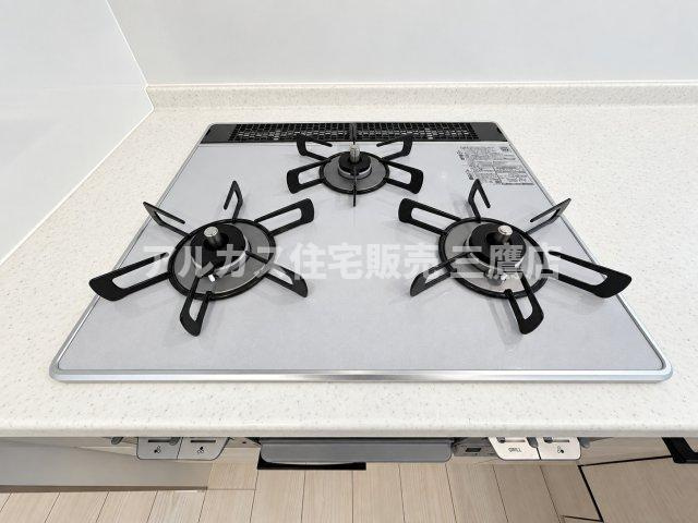 手入れがしやすく使いやすい3口ガスコンロ。複数の料理を同時に効率良く調理できる魅力的な設備です。