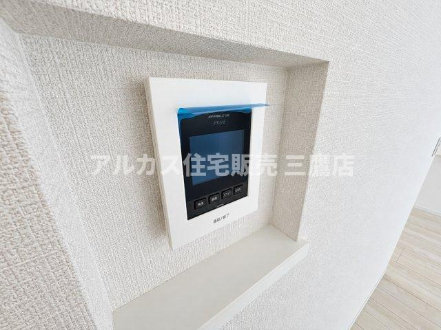 壁面にすっきりと収まるニッチに配置されたTVモニター付きインターホン。来訪者の姿を事前に確認できて安心です。