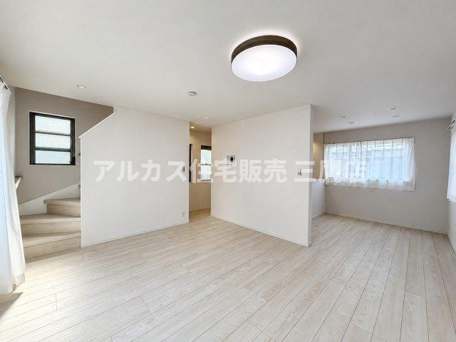開放感のあるリビング空間。階段へアクセスしやすいレイアウトで、ご家族との自然なコミュニケーションが生まれます。