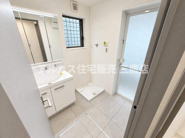 明るく開放的な洗面スペース。ゆとりある脱衣エリアで、朝の身支度や入浴前後の時間を快適にお過ごしいただけます。