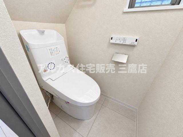 清潔感あふれる温水洗浄便座付きトイレ。手洗い一体型デザインで節水性にも優れ、快適にご利用いただけます。