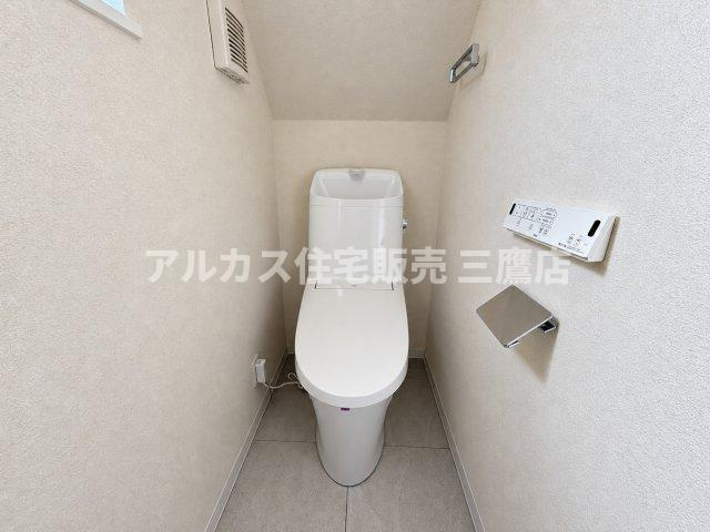 清潔感のある洗練されたトイレ空間。温水洗浄便座や手洗いカウンターを備え、快適にご利用いただけます。