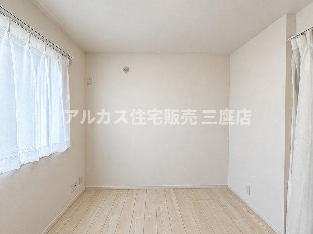 ナチュラルな木目調フローリングと白基調の壁紙が心地よい洋室。2面採光設計により、明るく風通しの良い空間となっています。