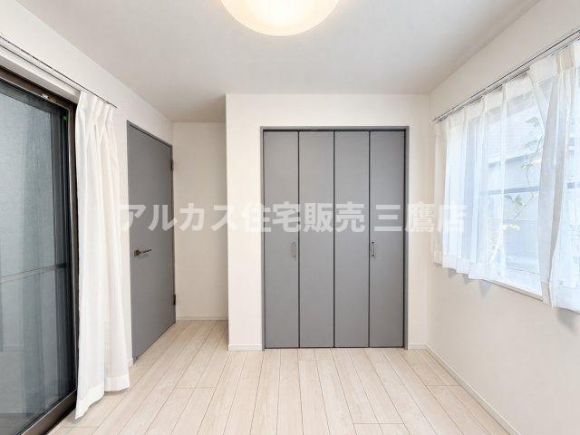 大きなクローゼットを備えた洋室。衣類や家具をすっきり収められるため、お部屋のスペースを広々と活用できます。