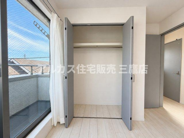 洋室に備え付けられたシステムクローゼット。ハンガーパイプと枕棚が付いており、衣類や小物を効率よく収納できます。