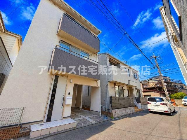 舗装された前面道路。交通量が少なく静かな住環境で、お車での入出庫も落ち着いて行えます。