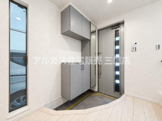 収納力豊富なシューズボックスを備えた玄関エリア。姿見鏡が付いているため、お出かけ前の身だしなみチェックもスムーズに行えます。