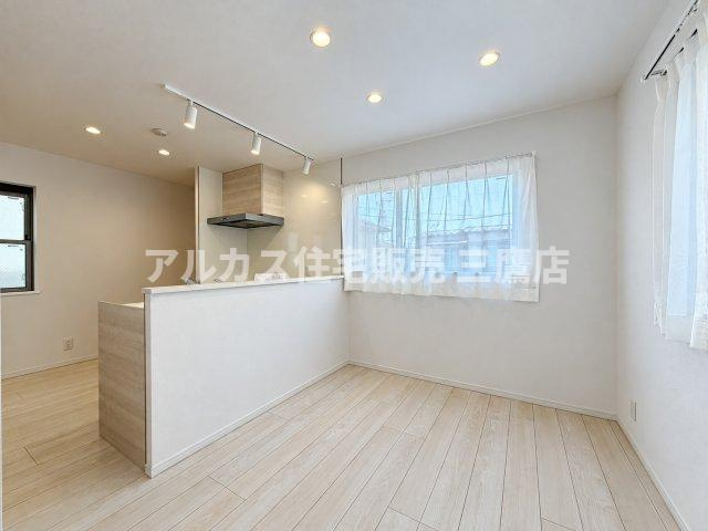 明るい陽光が差し込むダイニングエリア。ダクトレール照明がスタイリッシュで上質な空間を演出します。