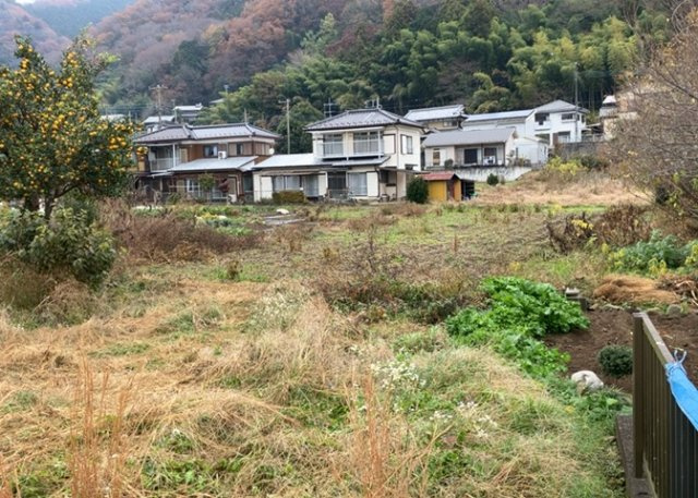 家を建てる場合、方位は要チェックです。現実的に日当たりのよい家ならばリビングは南側、建築基準法でも北側に当たる家への配慮は求められています。土地を見学に行く際は、方位磁針を持って行くようにしましょう。