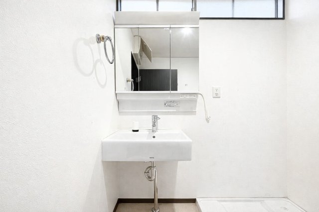◆毎日使う場所だから、機能的で使いやすさに配慮したパウダールーム。すっきりと使えるように収納も豊富にご用意しています。　