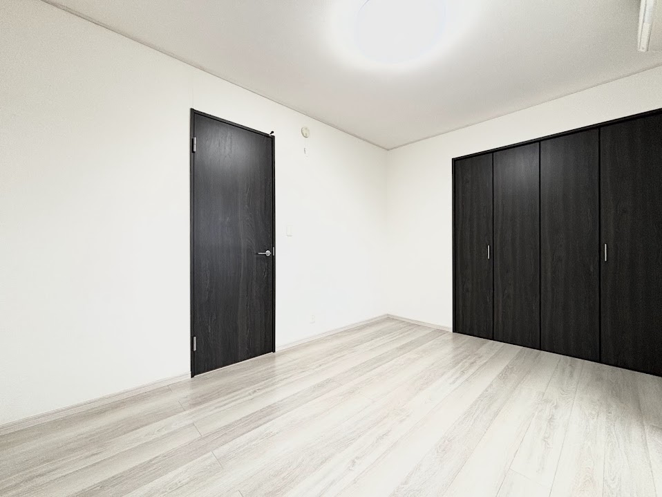 ◆気持ちの良い風が室内へ入り込む居室。家具を配置しても広々ご利用いただけます！！　