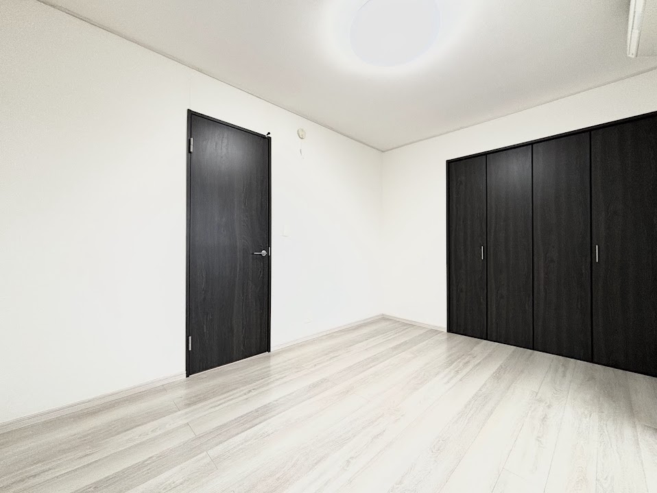 ◆気持ちの良い風が室内へ入り込む居室。家具を配置しても広々ご利用いただけます！！　