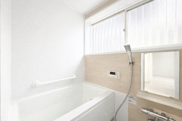 ◆モダンデザインの空間が気持ちよさを高めてくれるバスルーム。すっきりとした清潔感の中に都会的なセンスが感じられ、心身をリフレッシュできる寛ぎを深めてくれるスペースです。　