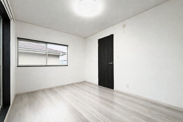 ◆明るい陽射しが差し込む開放的なLDK。家族が自然と集まる、心地よい空間です。　