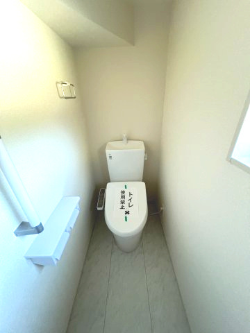 1階トイレには快適な温水洗浄便座付